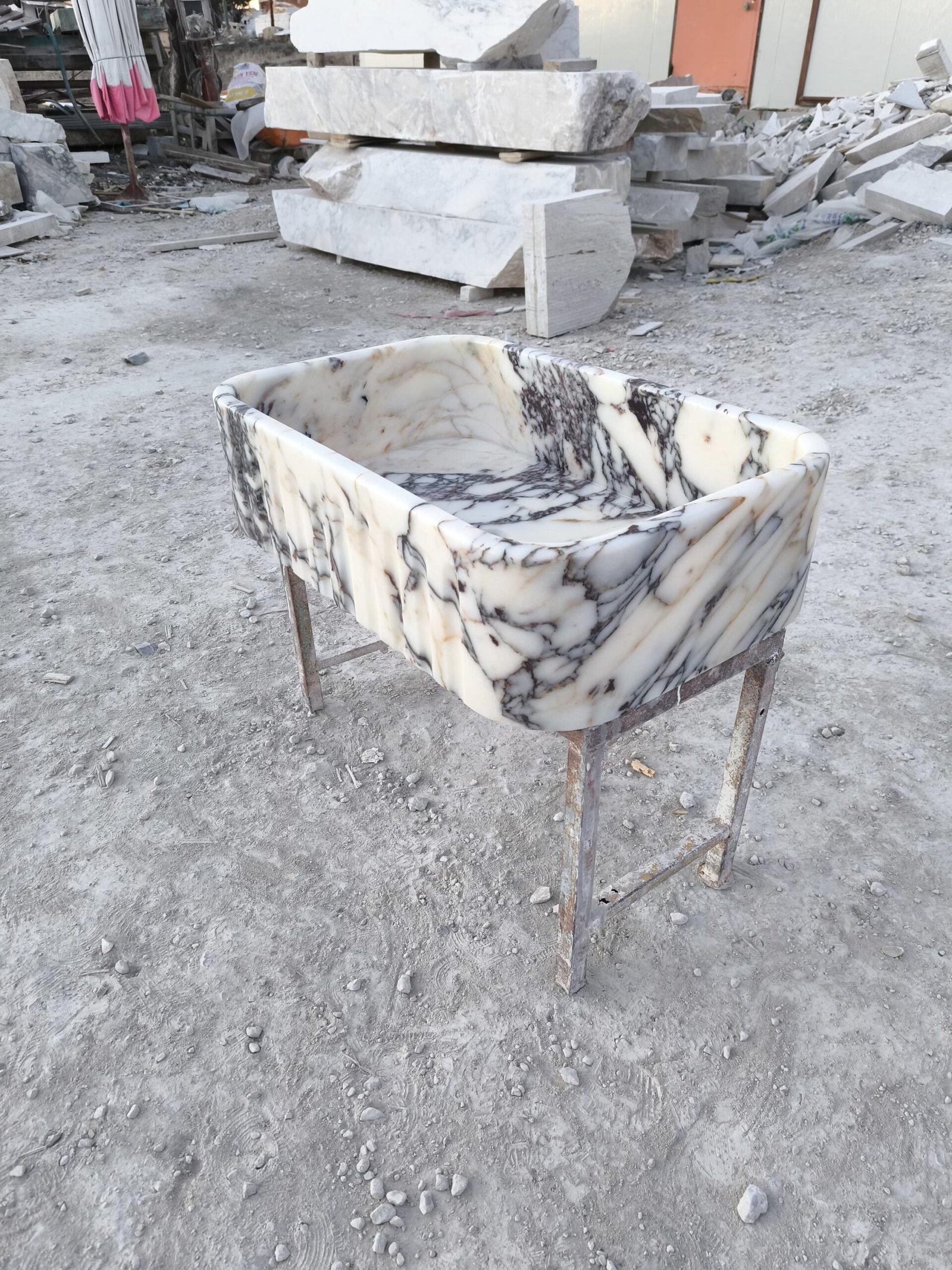 Calacatta Viola Mermer Mutfak Evyesi – Fluted Ön Yüzlü Farmhouse (Apron Front) Lavabo 21x33 - Görsel 4