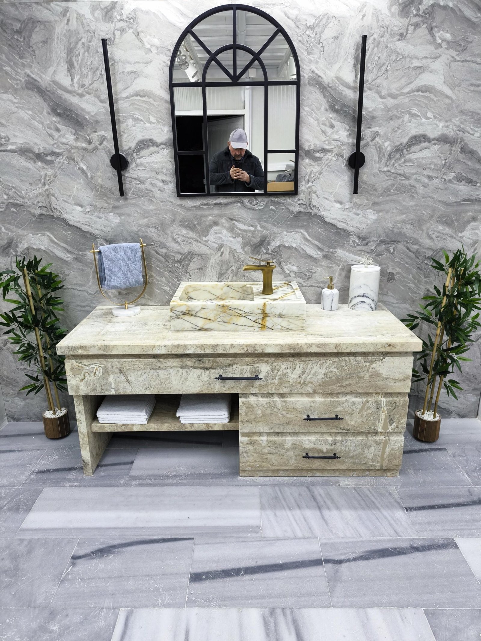 Calacatta Gold Mermer Lavabo – Fırçalanmış Pirinç Bataryalı Dikdörtgen Tezgah Üstü Lavabo - Görsel 3