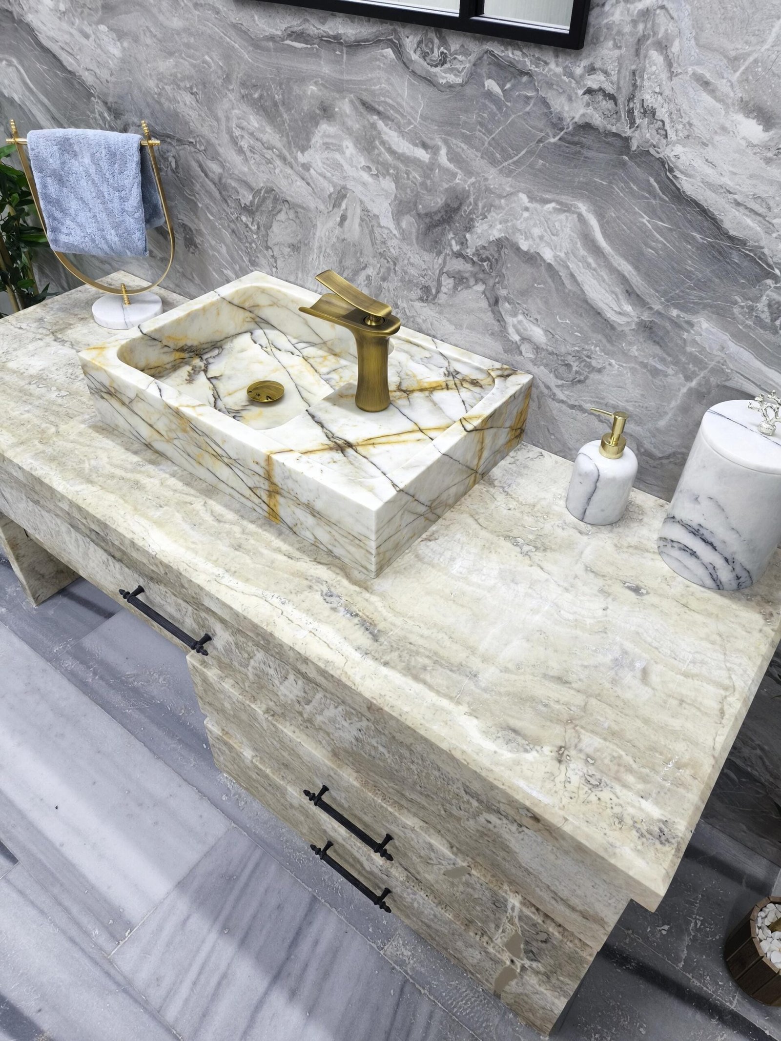 Calacatta Gold Mermer Lavabo – Fırçalanmış Pirinç Bataryalı Dikdörtgen Tezgah Üstü Lavabo - Görsel 6
