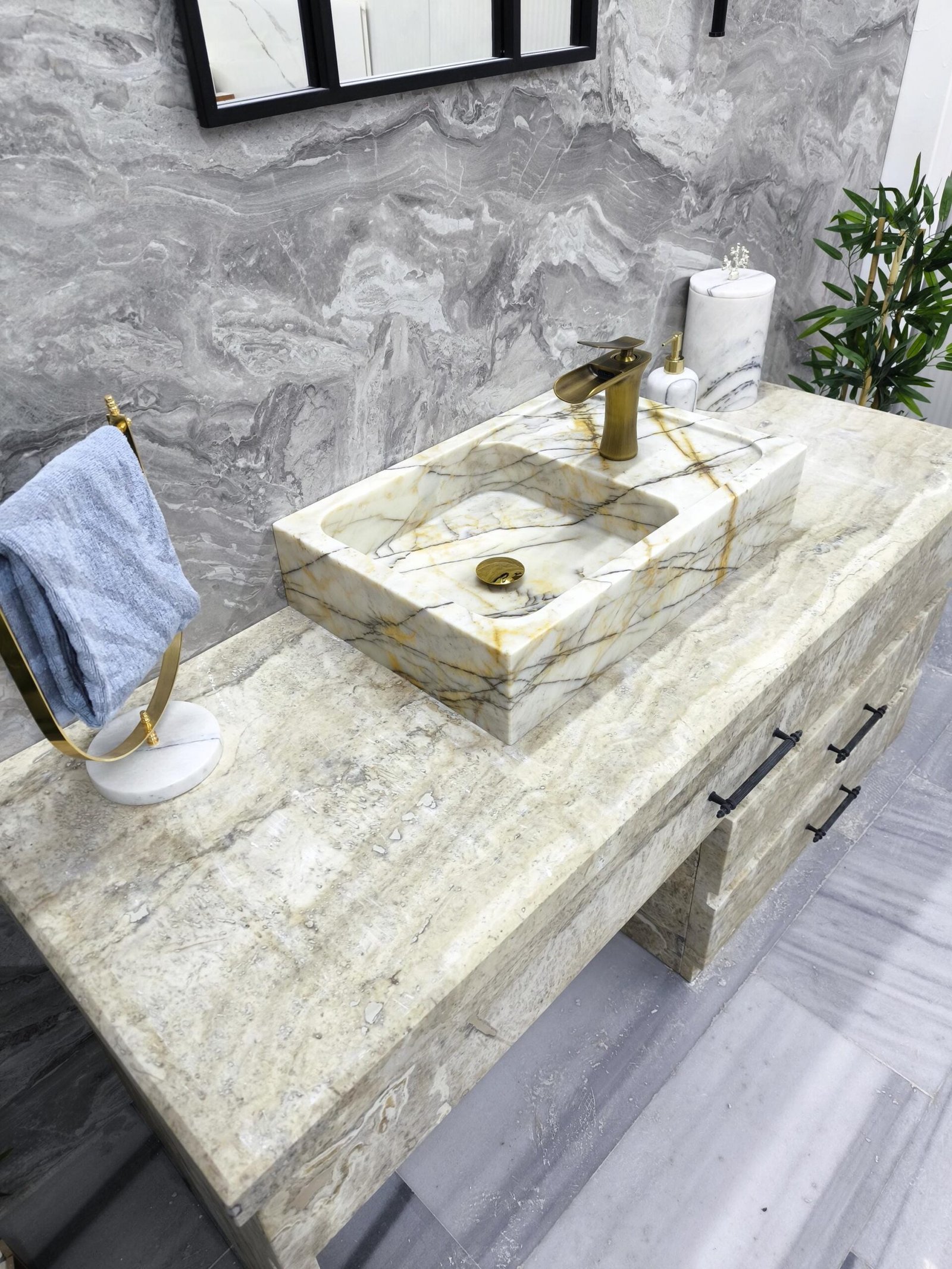 Calacatta Gold Mermer Lavabo – Fırçalanmış Pirinç Bataryalı Dikdörtgen Tezgah Üstü Lavabo - Görsel 8