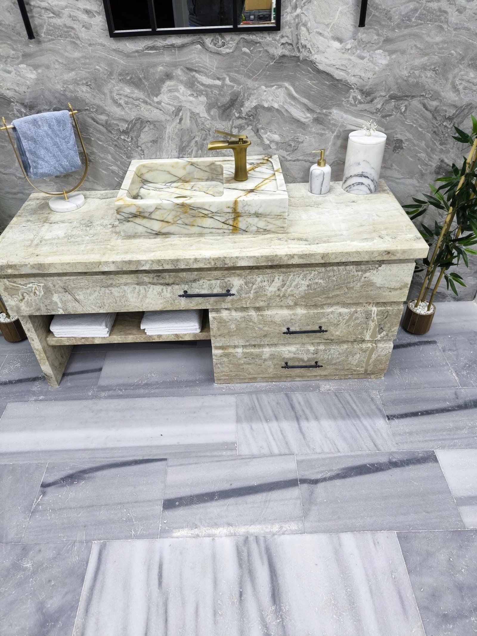 Calacatta Gold Mermer Lavabo – Fırçalanmış Pirinç Bataryalı Dikdörtgen Tezgah Üstü Lavabo - Görsel 4