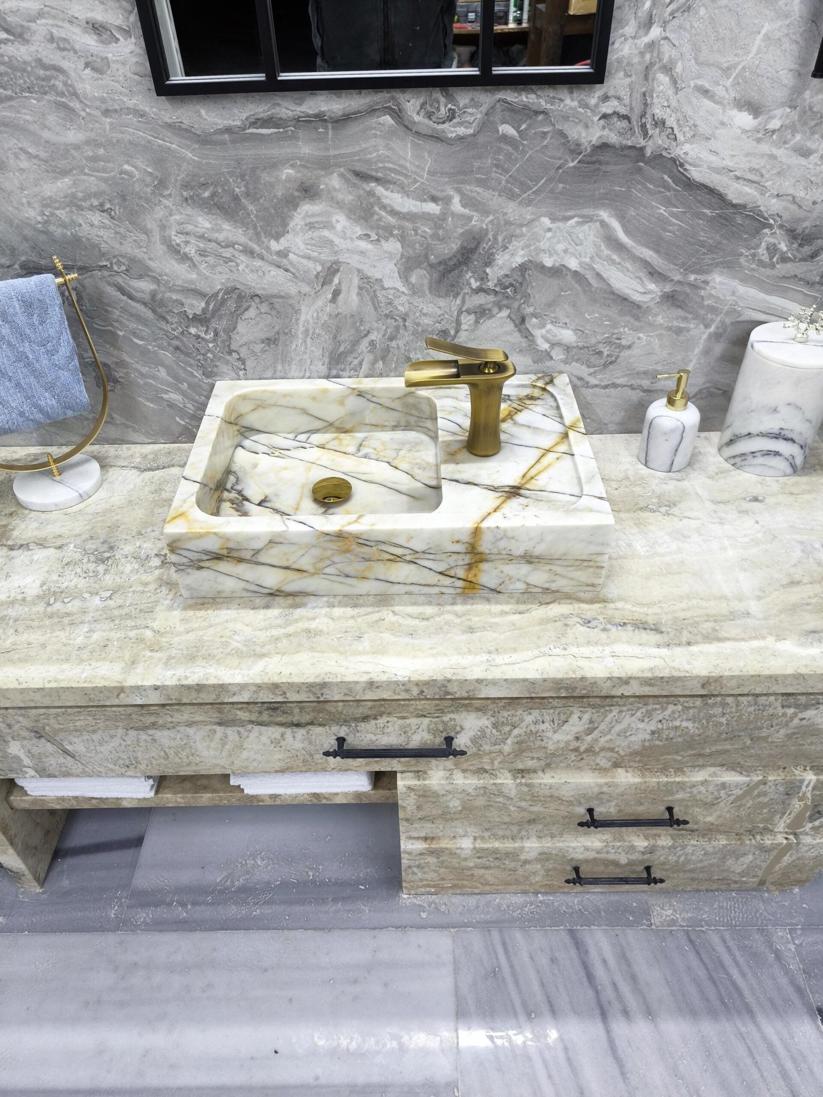 Calacatta Gold Mermer Lavabo – Fırçalanmış Pirinç Bataryalı Dikdörtgen Tezgah Üstü Lavabo - Görsel 5