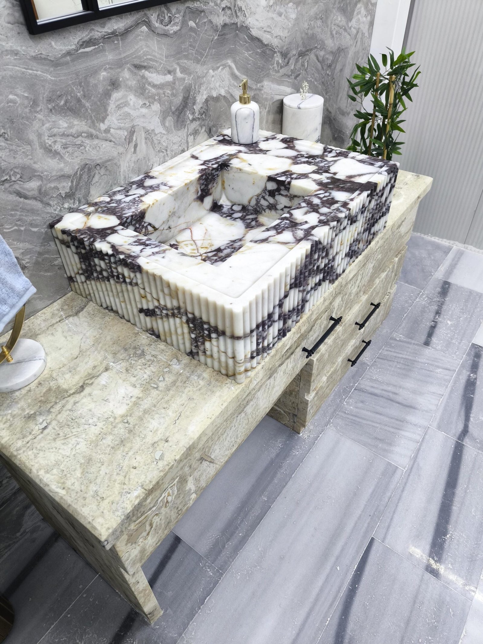 Calacatta Viola Mermer Lavabo – Yivli (Fluted) Heykelsi Lüks Banyo Lavabosu (30") - Görsel 6