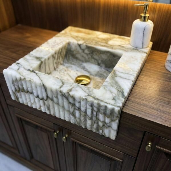 Calacatta Monet Mermer Lavabo – Yivli Ön Yüzeyli Lüks Doğal Taş Banyo Lavabosu
