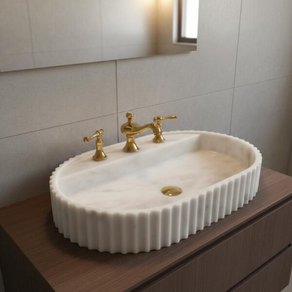Flütlü Beyaz Mermer Lavabo – Altın Giderli Oval Taş Tezgah Üstü Lavabo