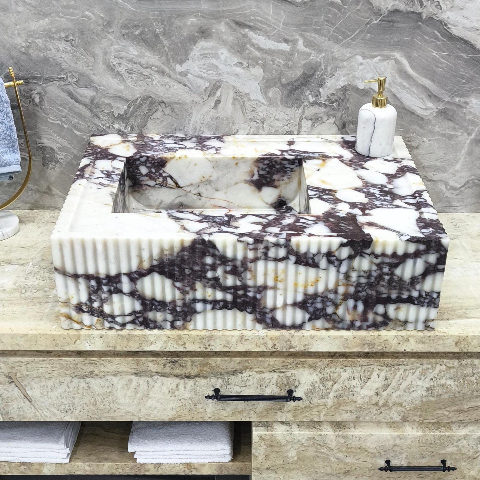 Calacatta Viola Mermer Lavabo – Yivli (Fluted) Heykelsi Lüks Banyo Lavabosu (30")