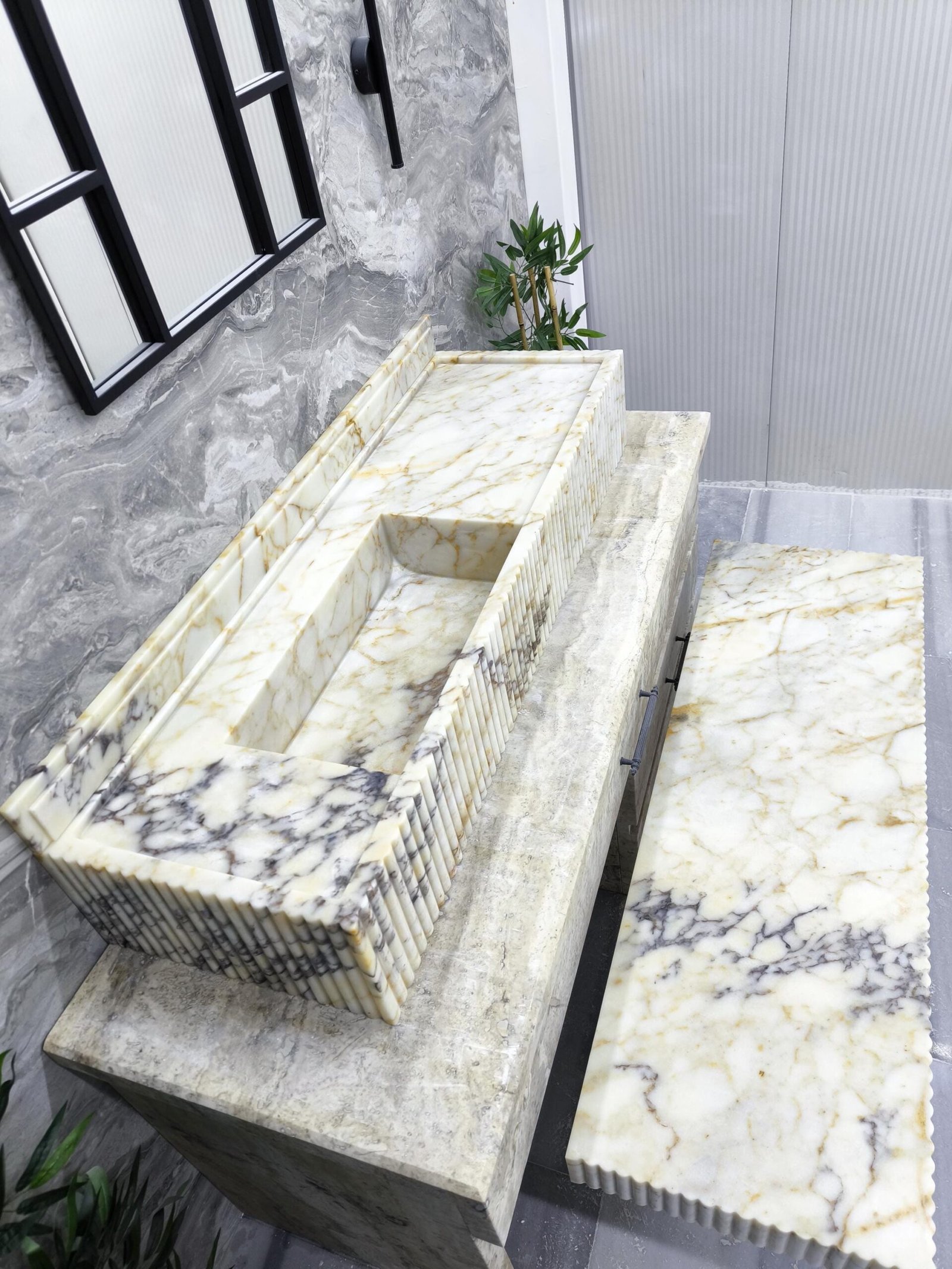 Calacatta Gold Viola Mermer Lavabo ve Raf Seti – Yivli (Fluted) Lüks Banyo Vanity (50") - Görsel 8