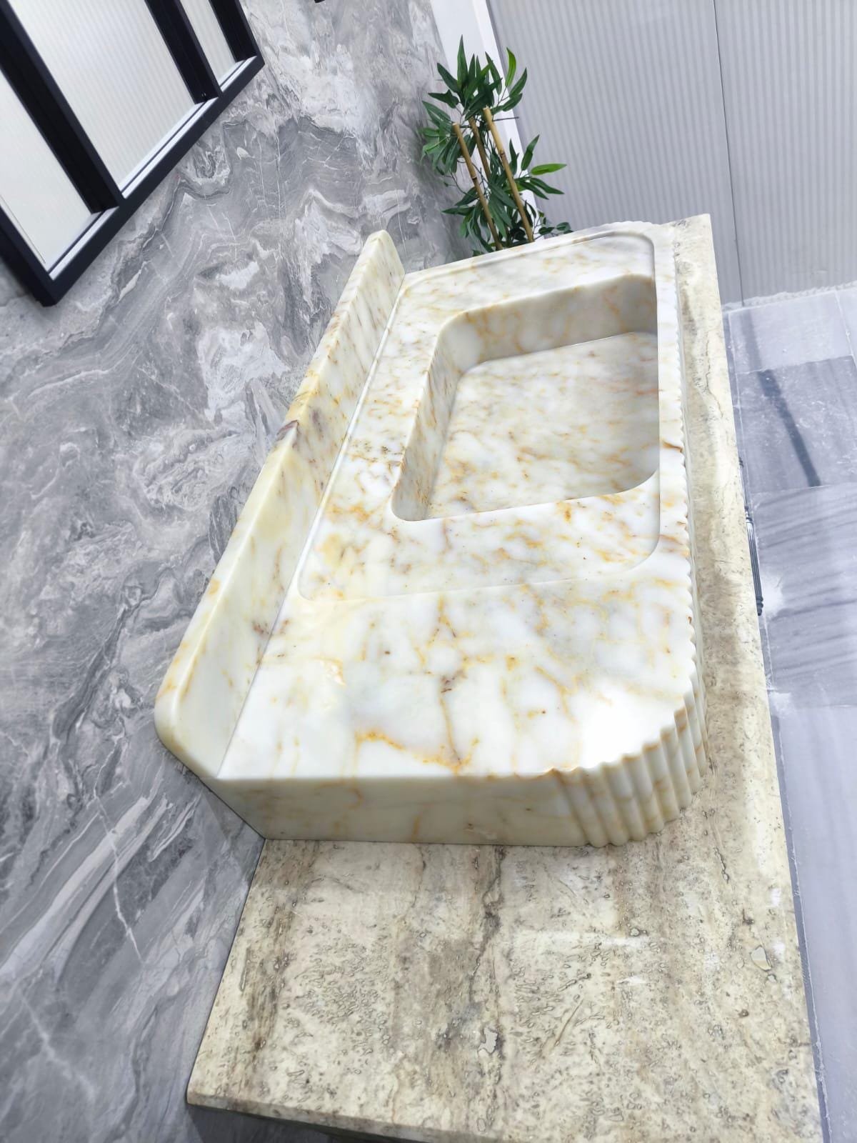 Calacatta Gold Mermer Lavabo – Sırt Panelli (Backsplash) Yivli Lüks Banyo Tezgahı - Görsel 3