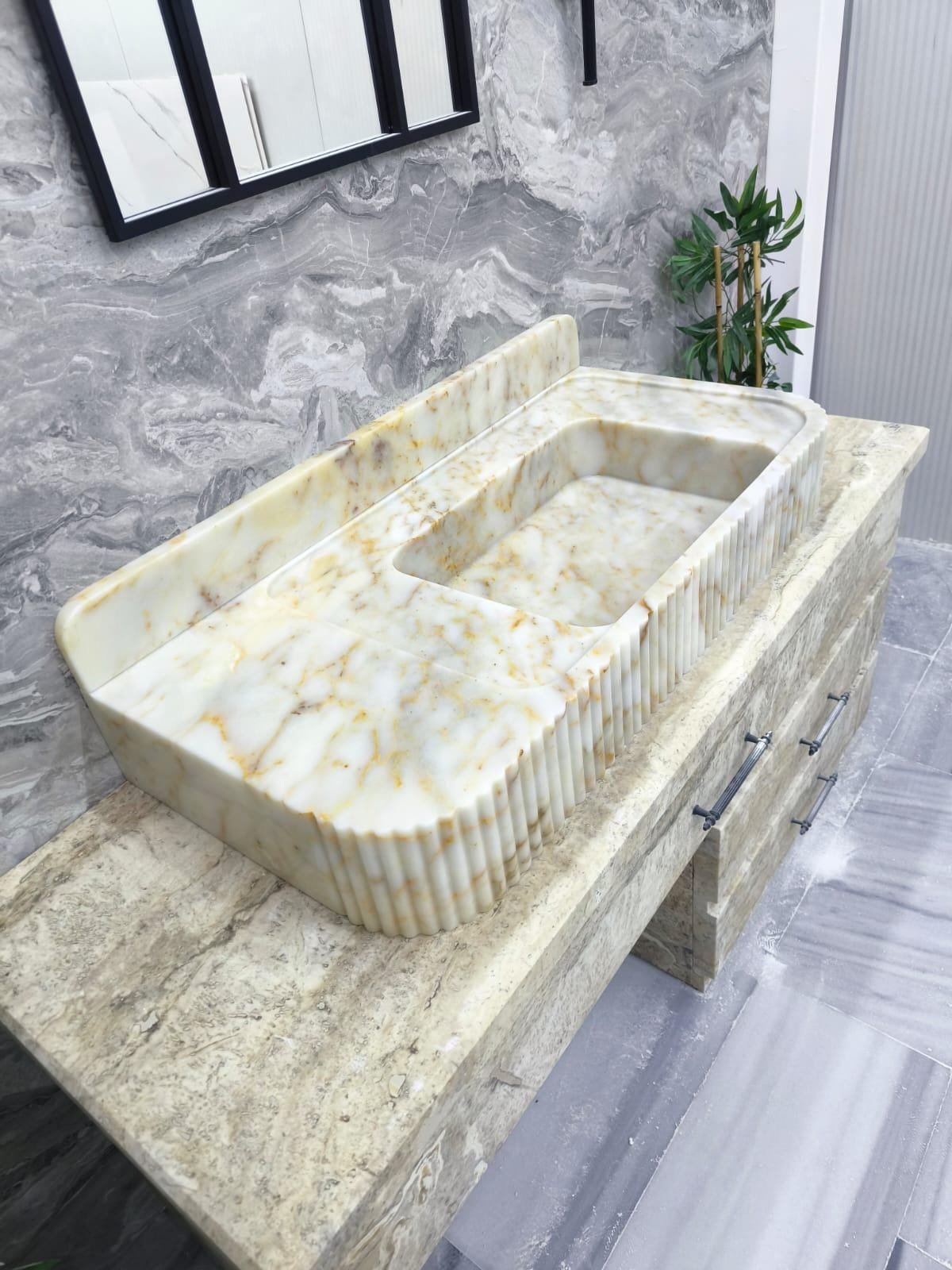 Calacatta Gold Mermer Lavabo – Sırt Panelli (Backsplash) Yivli Lüks Banyo Tezgahı - Görsel 5