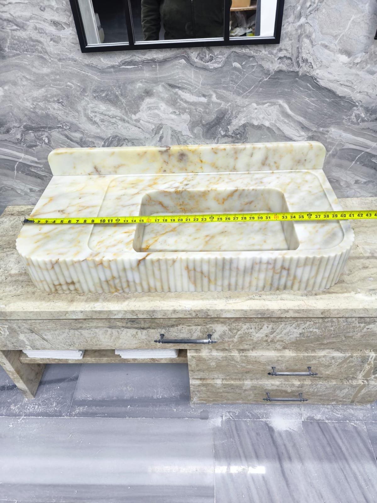 Calacatta Gold Mermer Lavabo – Sırt Panelli (Backsplash) Yivli Lüks Banyo Tezgahı - Görsel 6