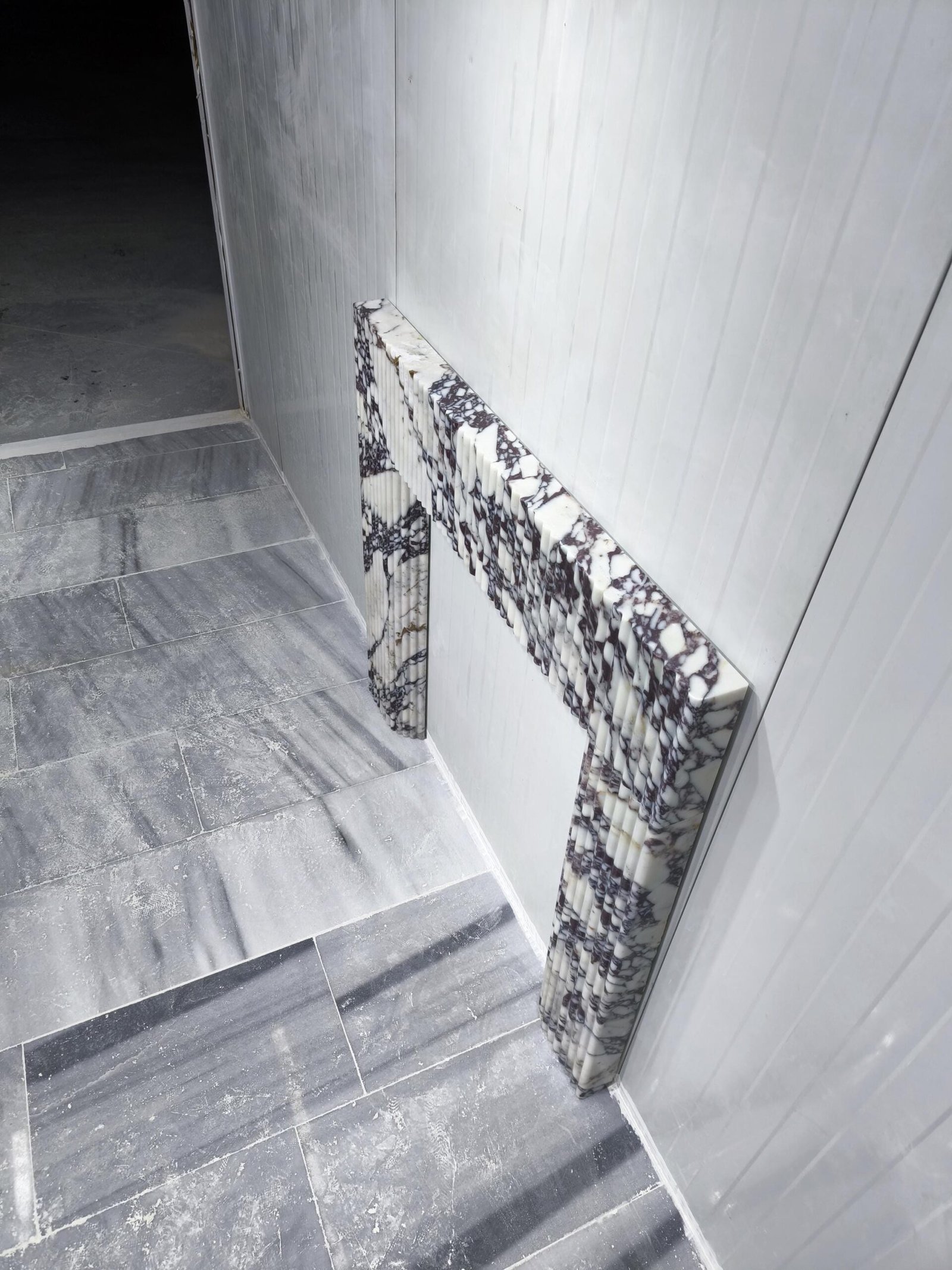 Calacatta Viola Mermer Şömine Çerçevesi – Yivli (Fluted) Heykelsi Lüks Şömine Mantel - Görsel 7