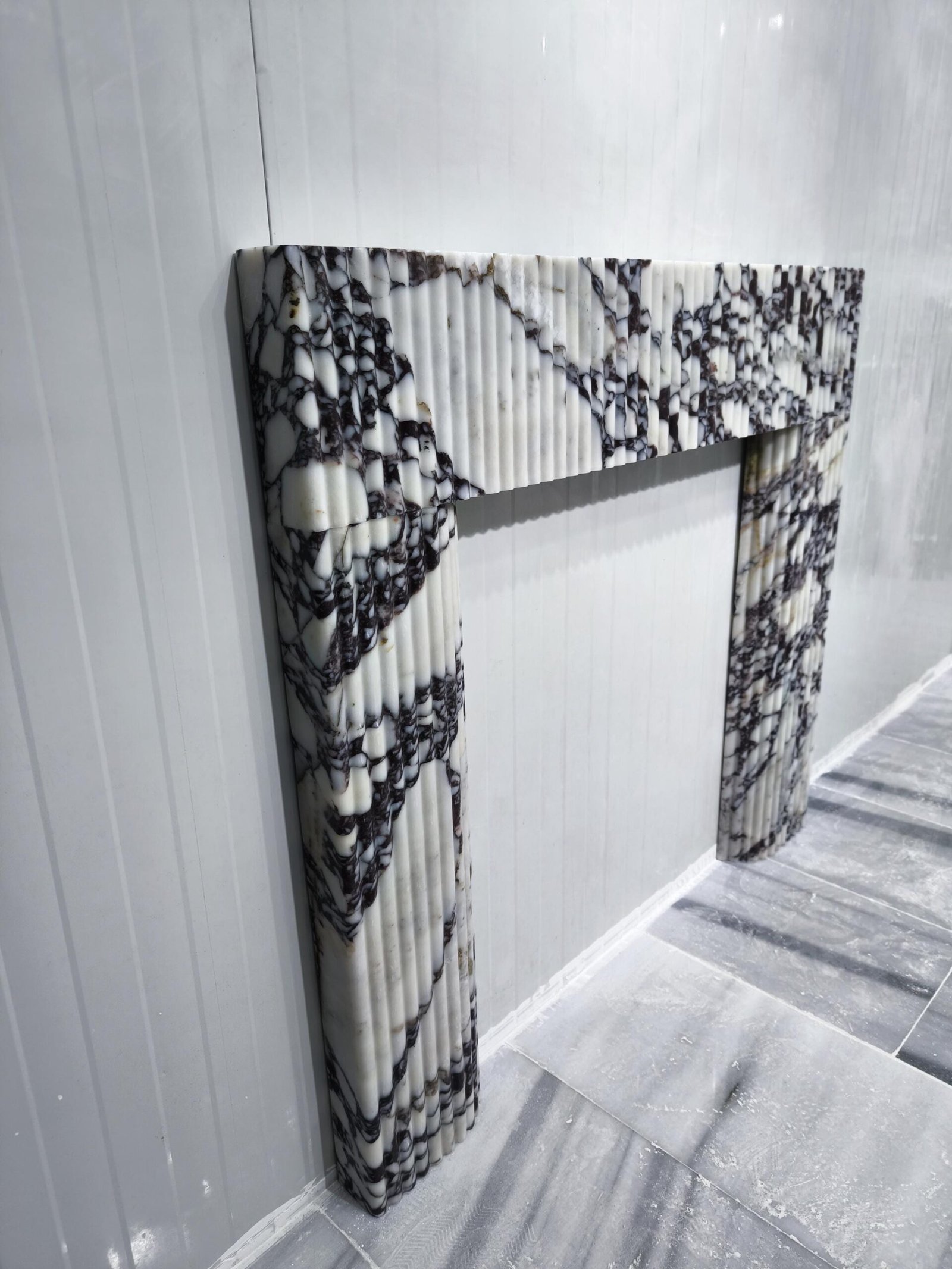 Calacatta Viola Mermer Şömine Çerçevesi – Yivli (Fluted) Heykelsi Lüks Şömine Mantel - Görsel 9