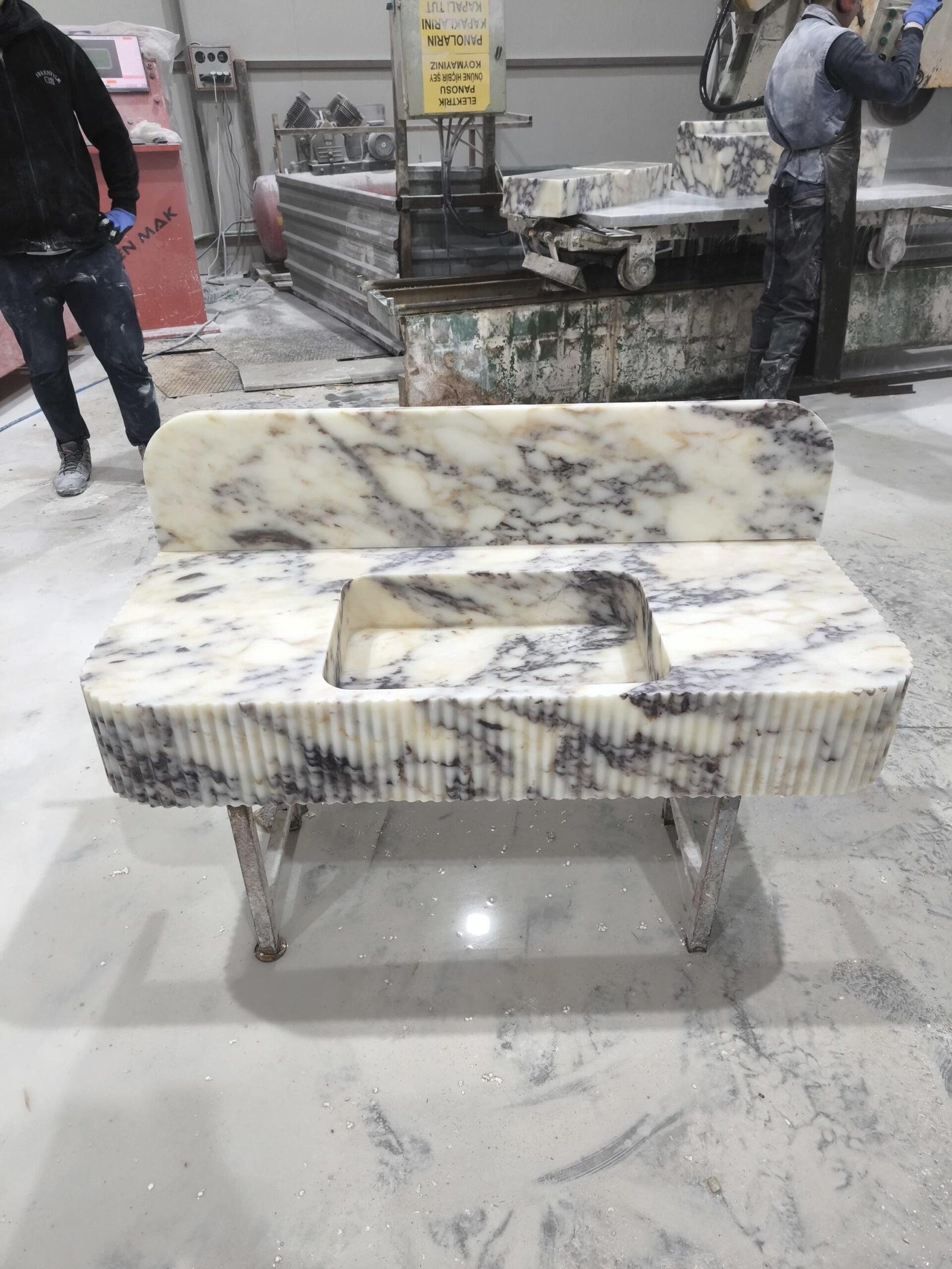 Calacatta Viola Mermer Lavabo – Fluted Ön Yüzeyli, Entegre Hazneli ve Sırtlıklı Monoblok Vanity (48") - Görsel 2