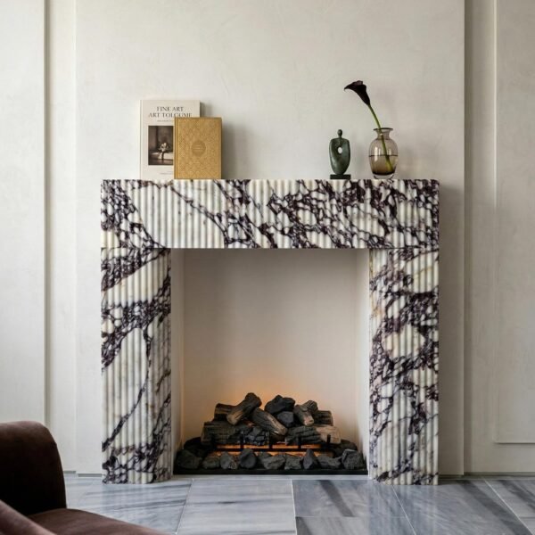 Calacatta Viola Mermer Şömine Çerçevesi – Yivli (Fluted) Heykelsi Lüks Şömine Mantel