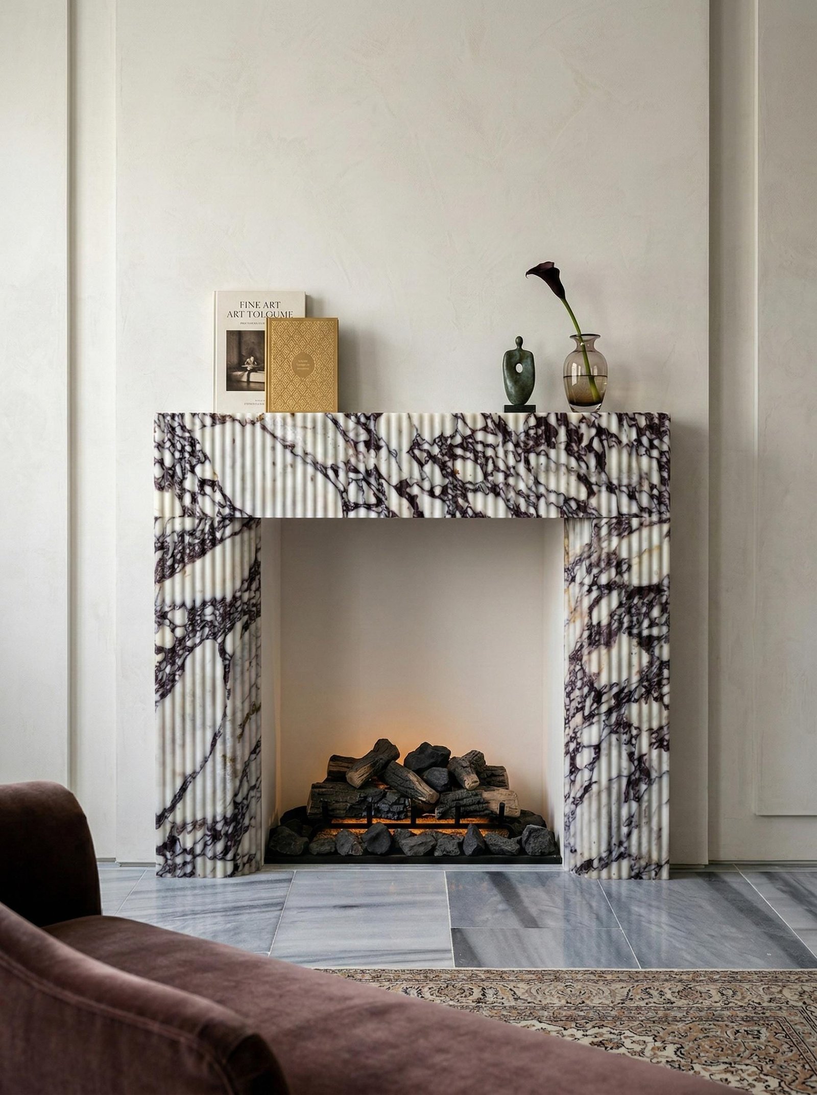 Calacatta Viola Mermer Şömine Çerçevesi – Yivli (Fluted) Heykelsi Lüks Şömine Mantel