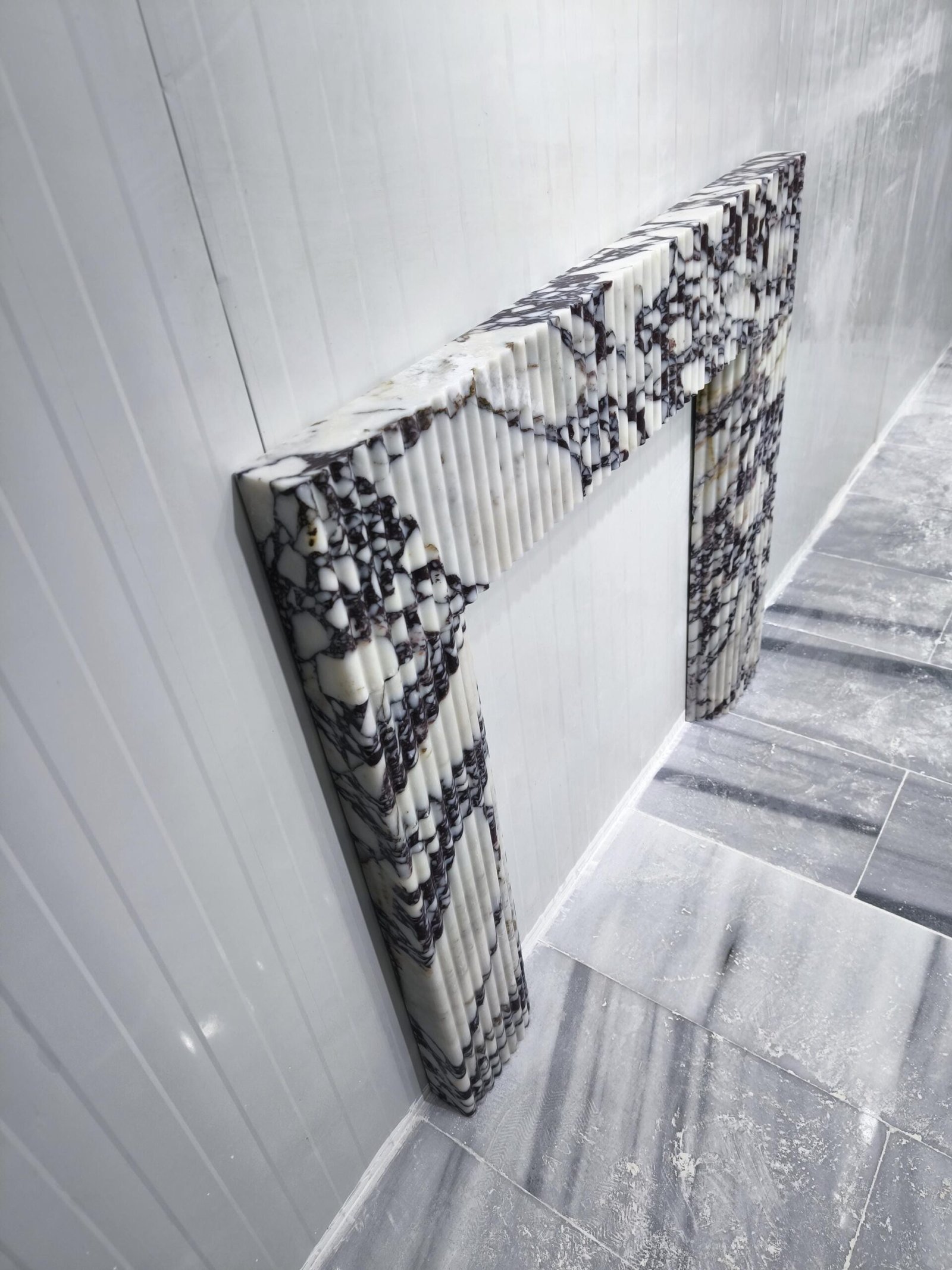 Calacatta Viola Mermer Şömine Çerçevesi – Yivli (Fluted) Heykelsi Lüks Şömine Mantel - Görsel 8