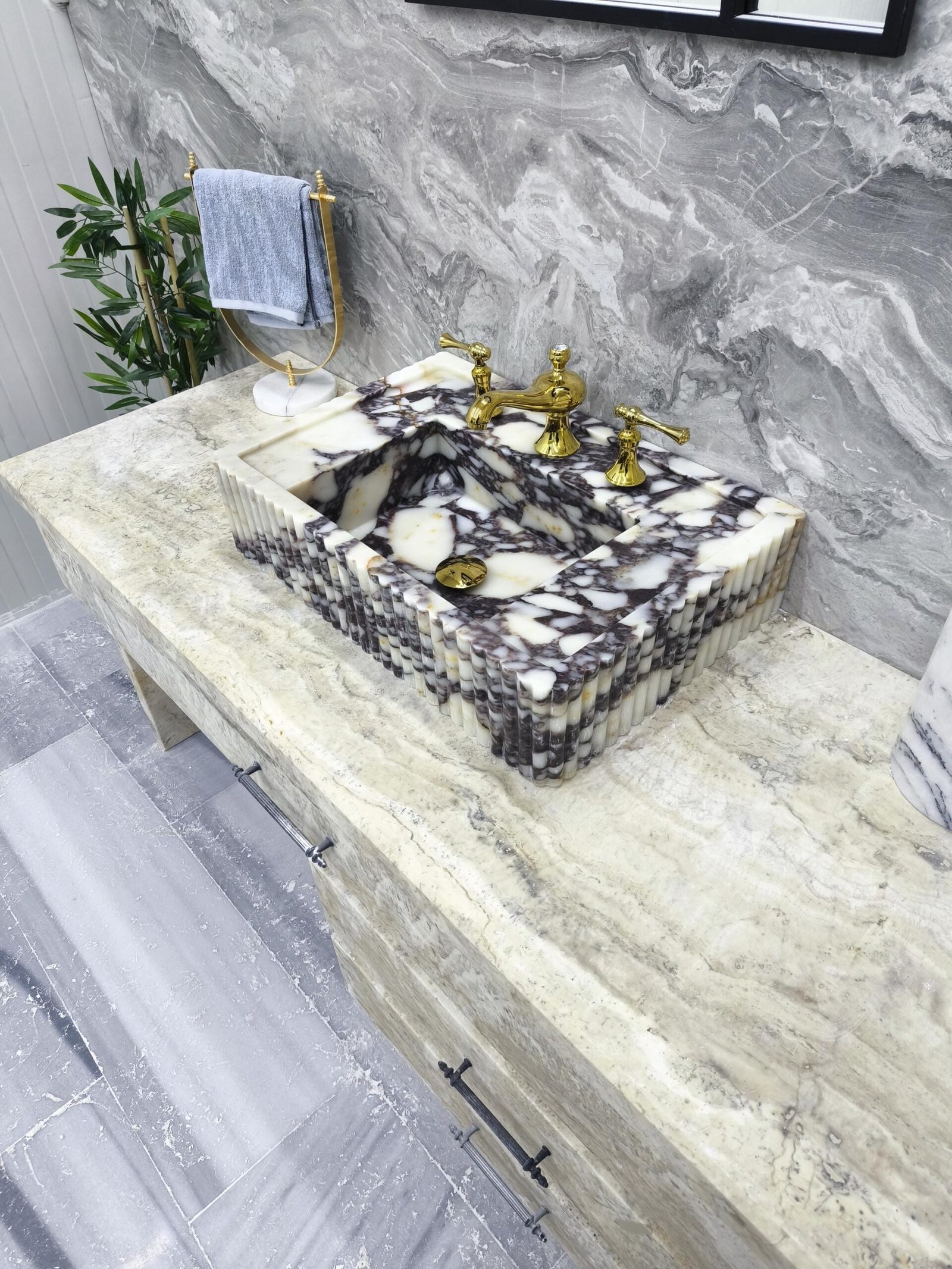 Calacatta Viola Mermer Lavabo – Yivli (Fluted) Kare Form Tezgah Üstü Lüks Banyo Lavabosu - Görsel 2