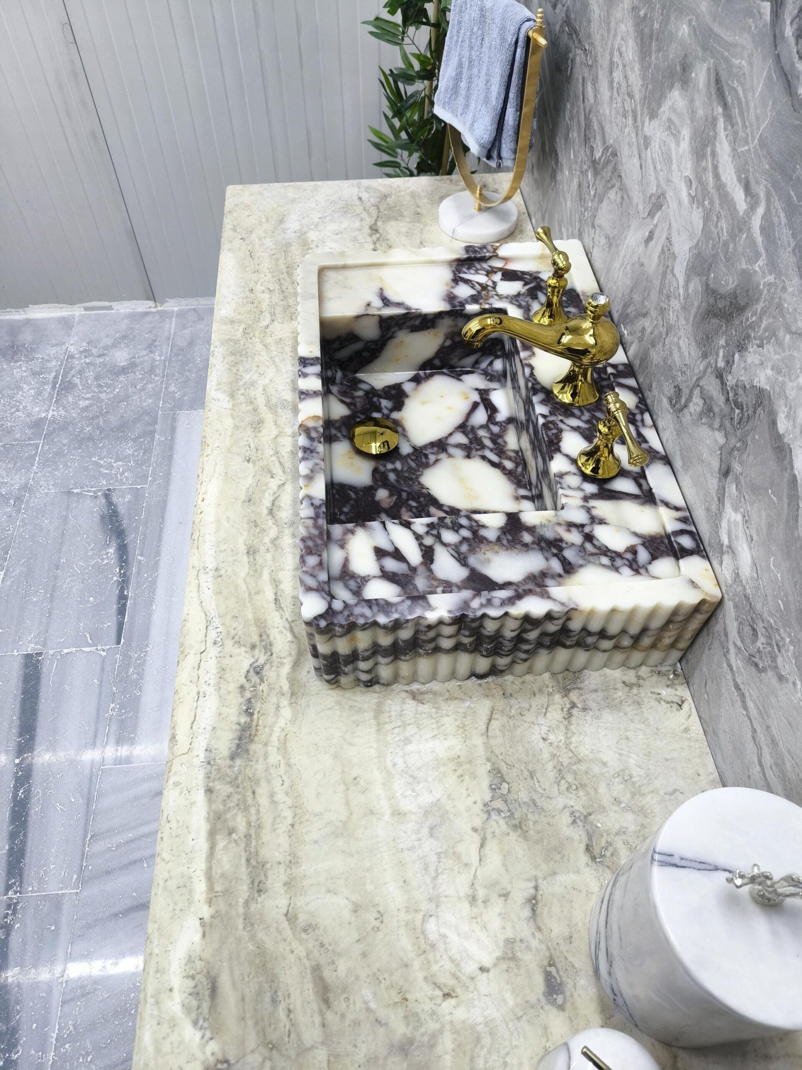 Calacatta Viola Mermer Lavabo – Yivli (Fluted) Kare Form Tezgah Üstü Lüks Banyo Lavabosu - Görsel 3