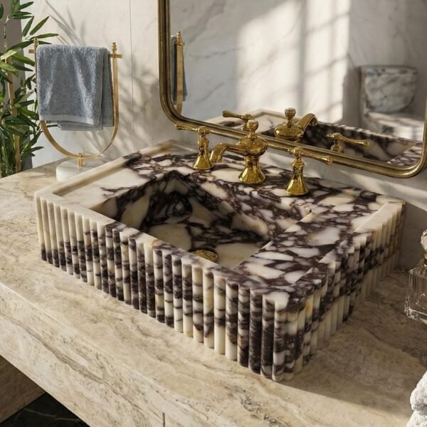 Calacatta Viola Mermer Lavabo – Yivli (Fluted) Kare Form Tezgah Üstü Lüks Banyo Lavabosu