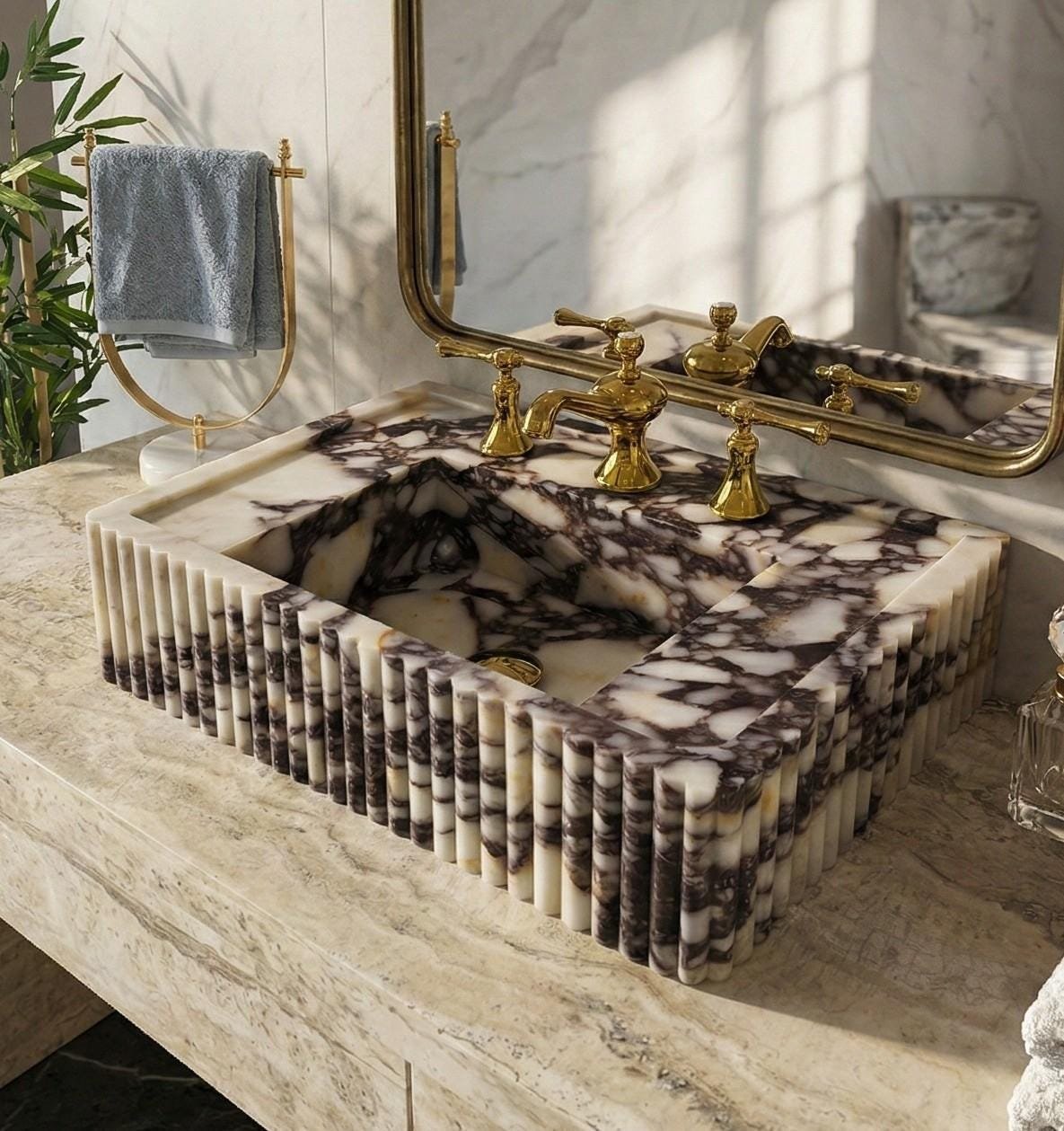 Calacatta Viola Mermer Lavabo – Yivli (Fluted) Kare Form Tezgah Üstü Lüks Banyo Lavabosu