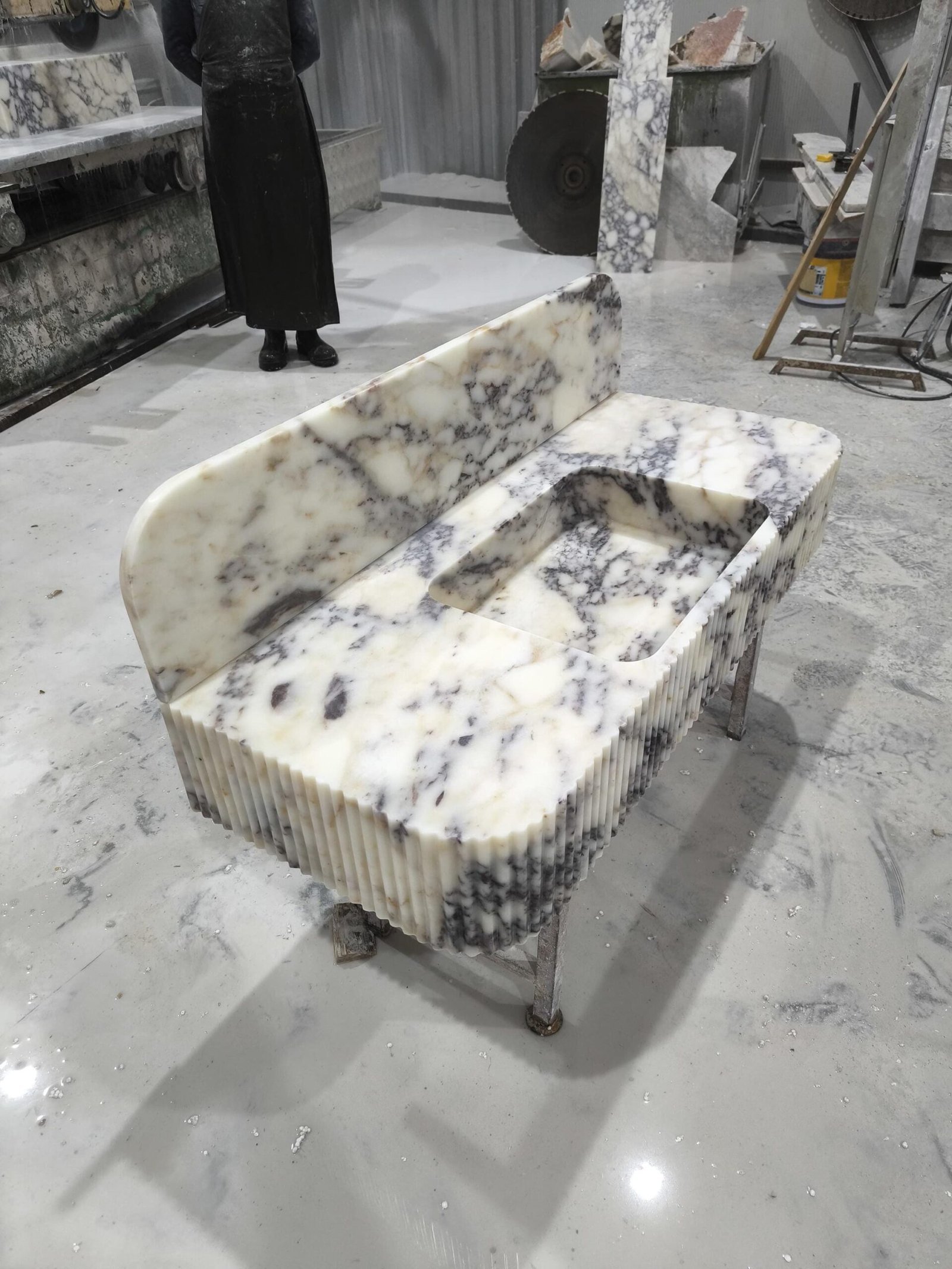 Calacatta Viola Mermer Lavabo – Fluted Ön Yüzeyli, Entegre Hazneli ve Sırtlıklı Monoblok Vanity (48") - Görsel 5