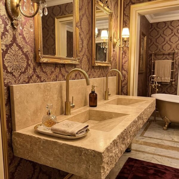 Traverten Çift Lavabolu Tezgah – Sırt Panelli El Yapımı Doğal Taş Banyo Tezgahı