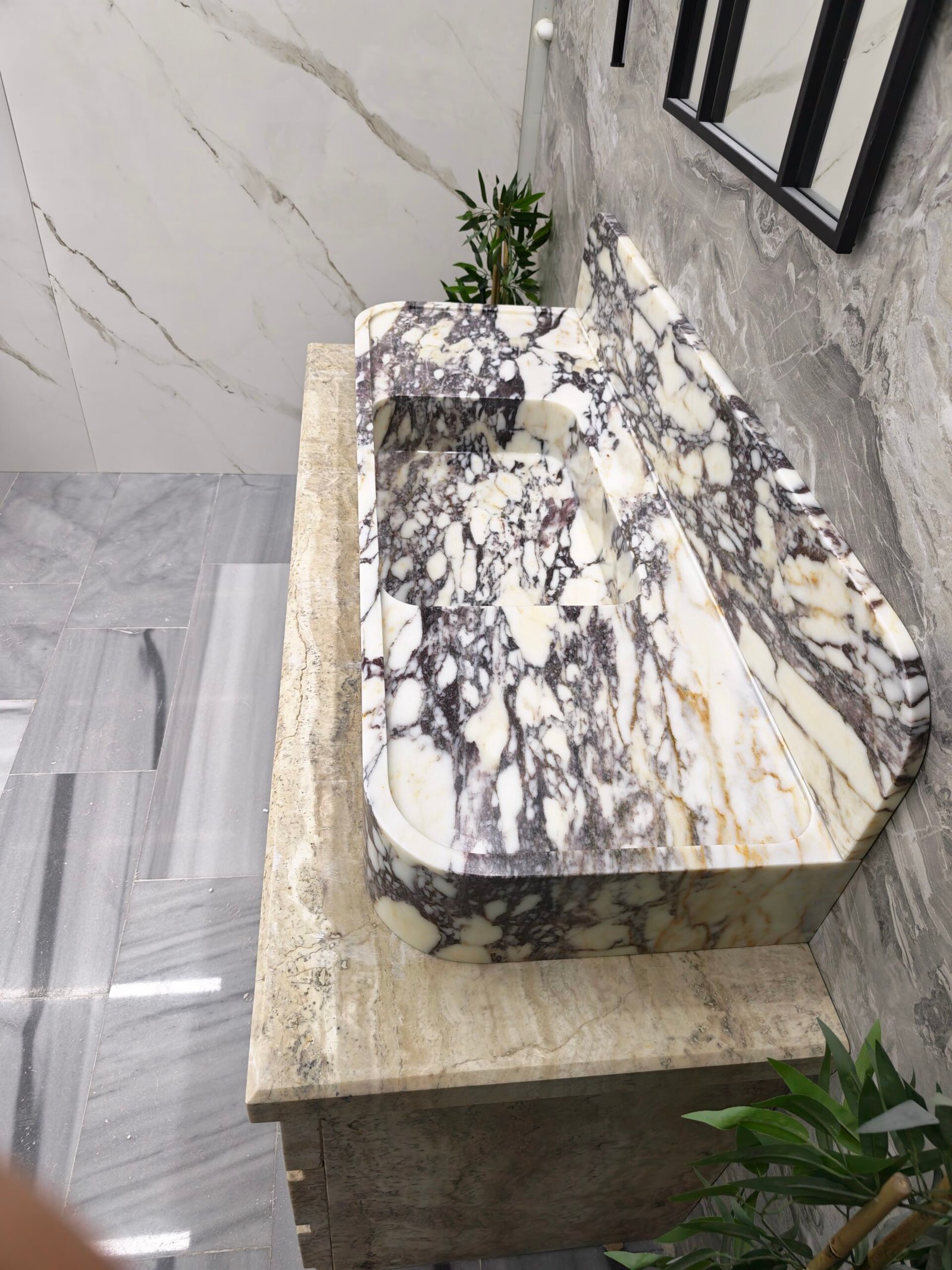 El Yapımı Calacatta Viola Mermer Lavabo – Arkalıklı Lüks Banyo Lavabosu 18" x 51" x 6" - Görsel 3