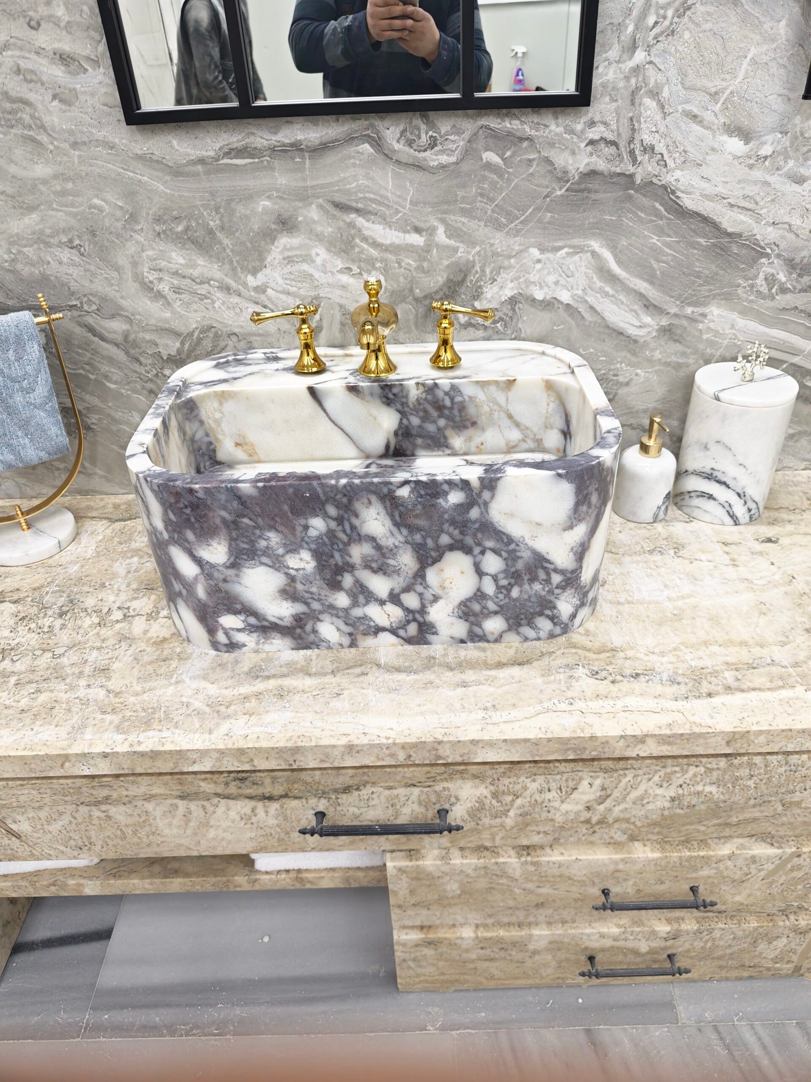 El Yapımı Calacatta Viola Mermer Lavabo – Yuvarlatılmış Köşeli Lüks Banyo Lavabosu - Görsel 3