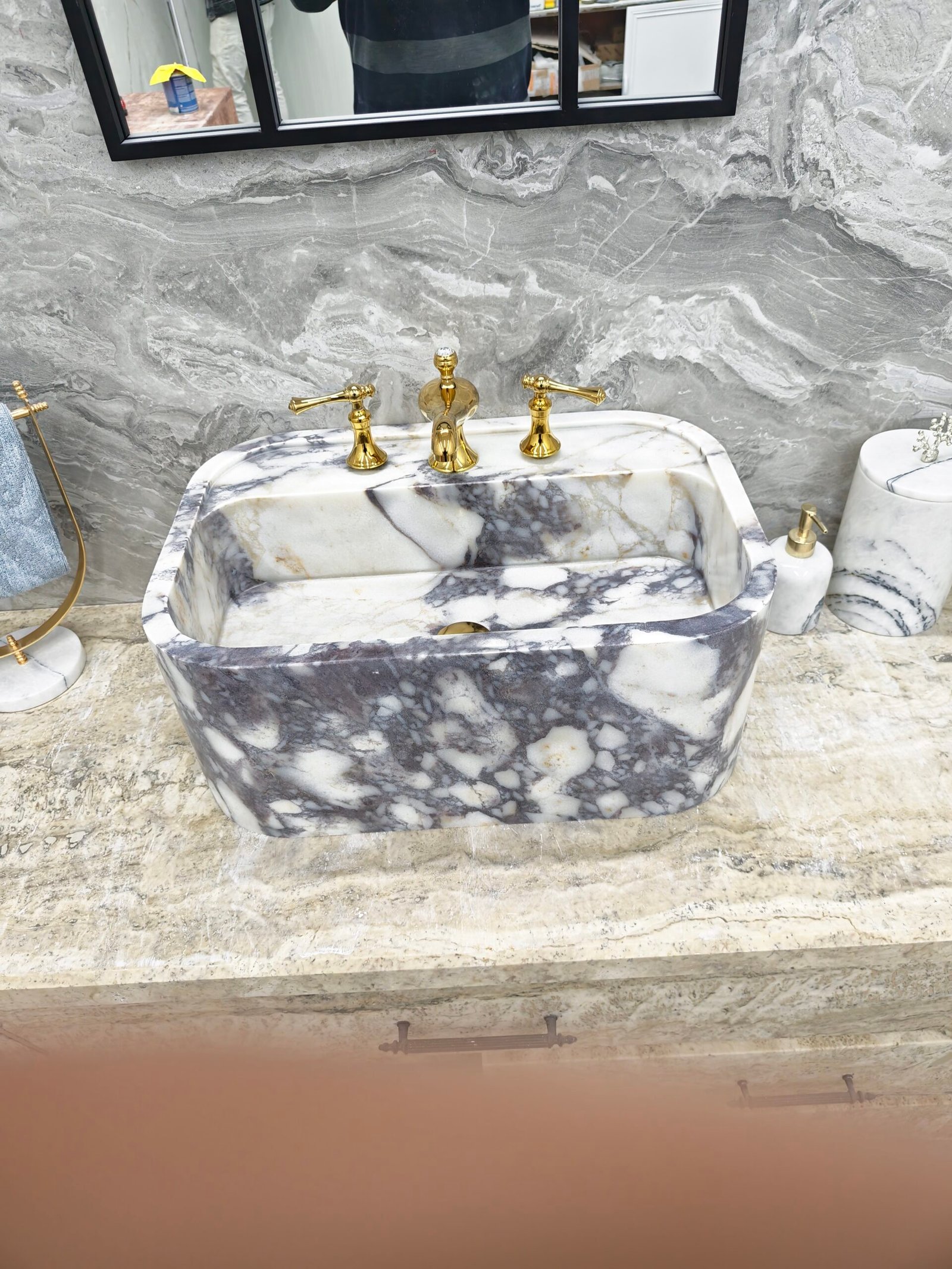 El Yapımı Calacatta Viola Mermer Lavabo – Yuvarlatılmış Köşeli Lüks Banyo Lavabosu - Görsel 4