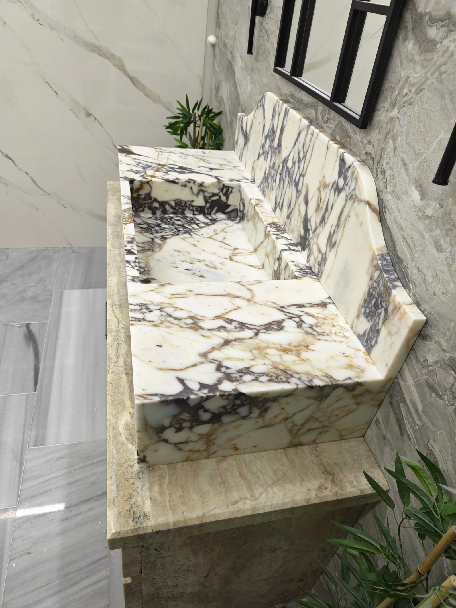 El Yapımı Calacatta Viola Mermer Lavabo – Arkalıklı Tasarım Banyo Lavabosu 20" x 51" x 8" - Görsel 3