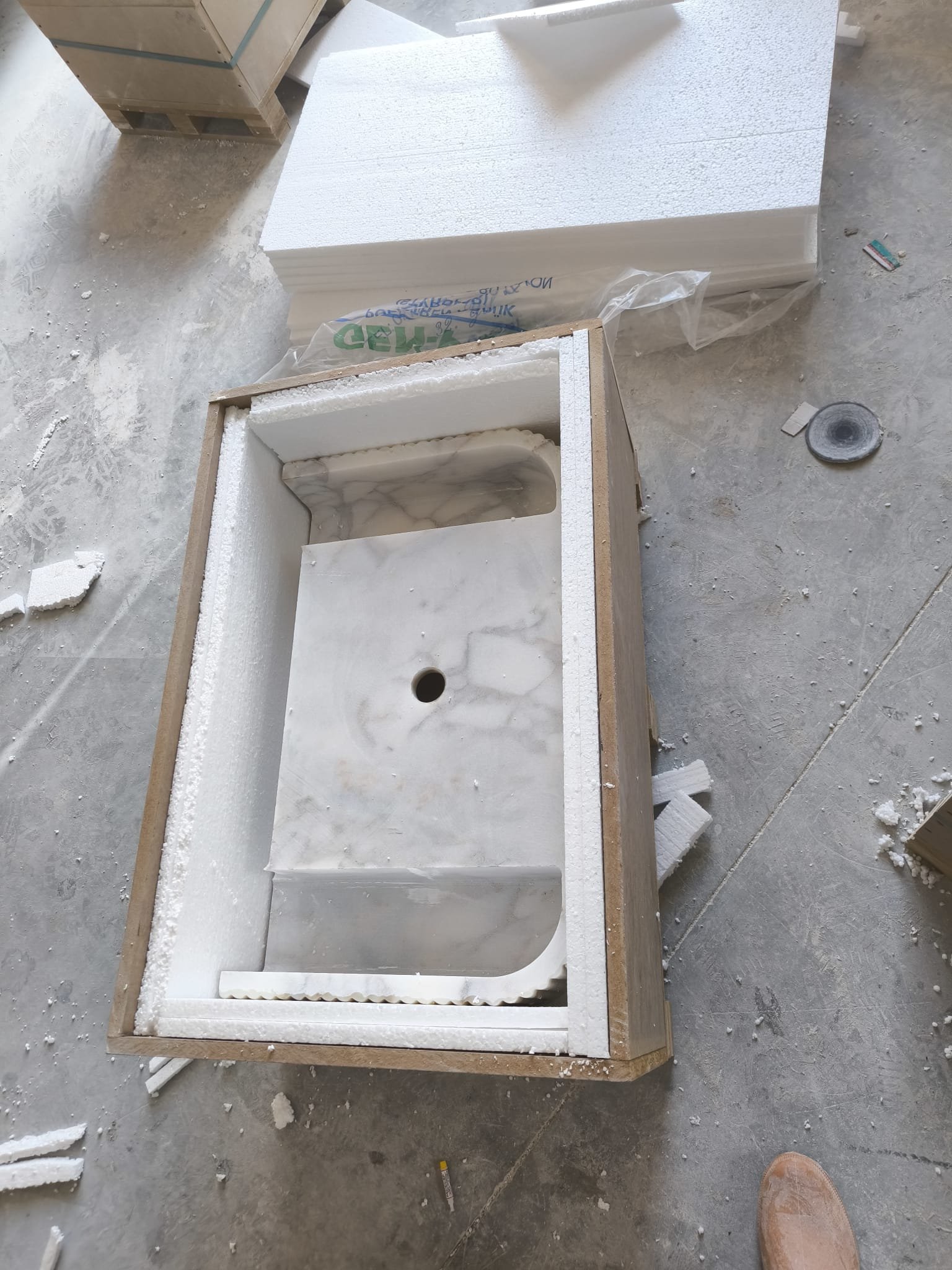 El Yapımı Gold Mermer Lavabo – Arkalıklı Lüks Banyo Lavabosu 18" x 30" x 6" - Görsel 9