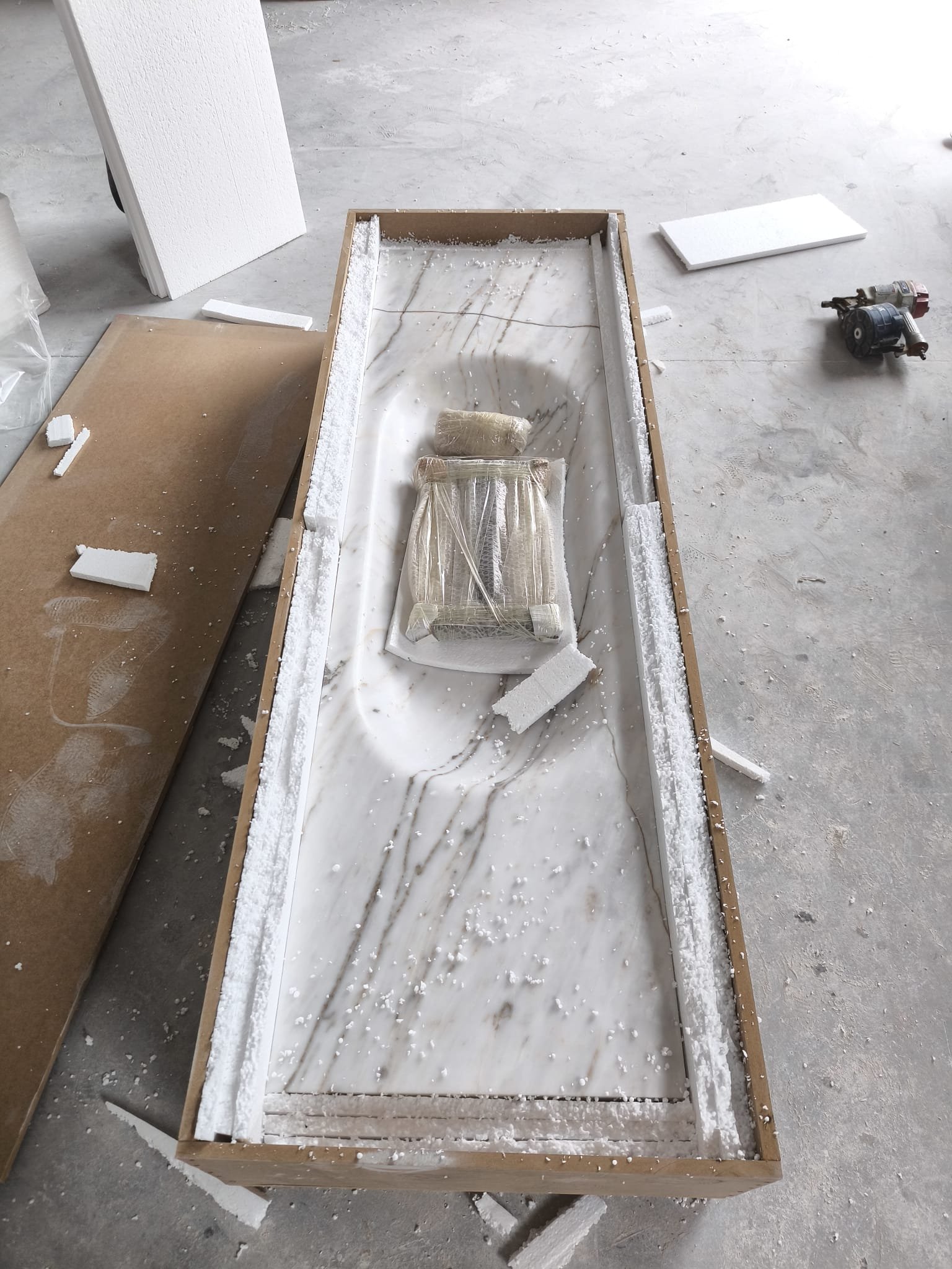 El Yapımı Carrara Mermer Yüzer Banyo Tezgahı ve Entegre Lavabo – 20" x 72" x 5" - Görsel 8
