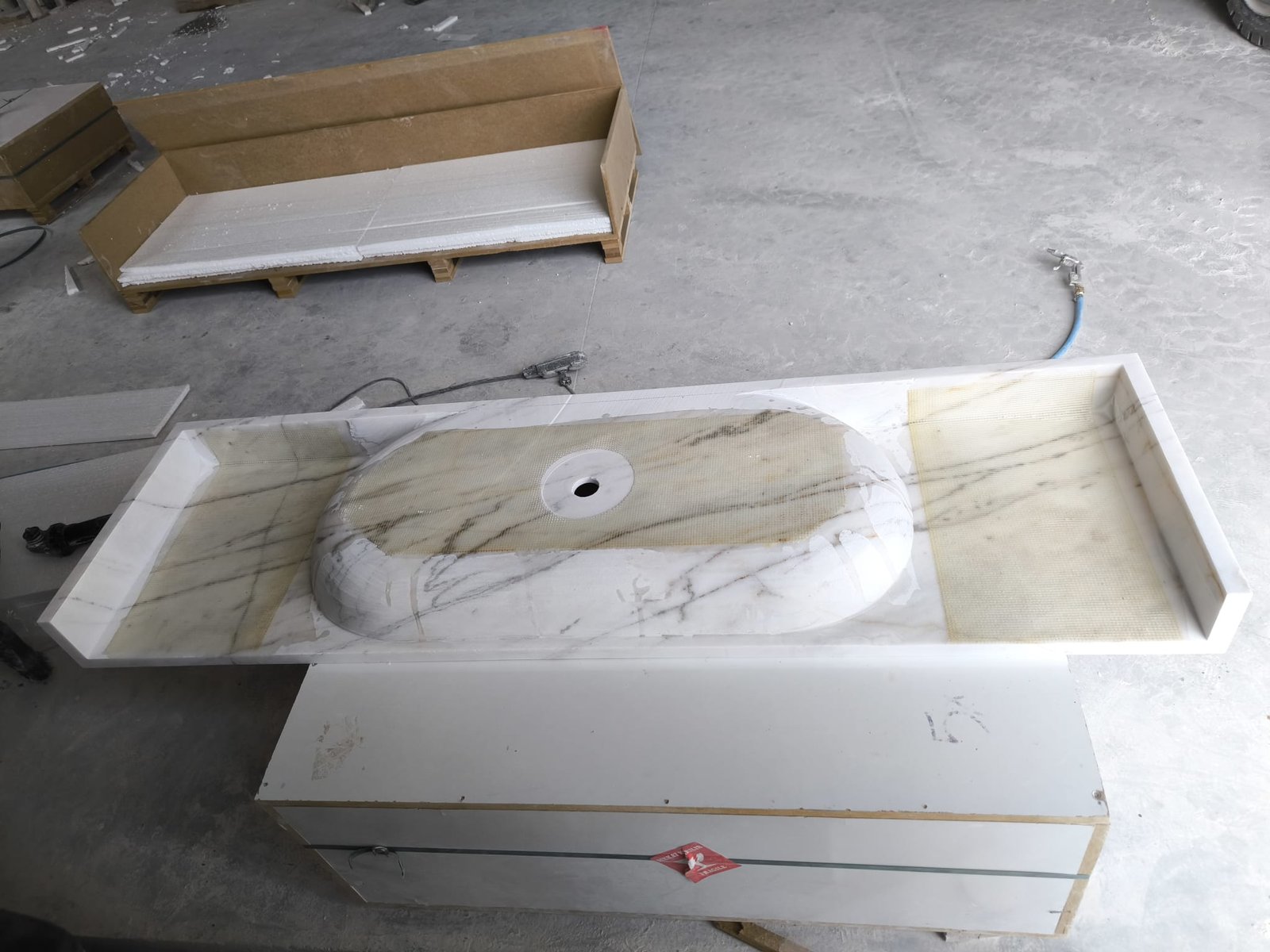 El Yapımı Carrara Mermer Yüzer Banyo Tezgahı ve Entegre Lavabo – 20" x 72" x 5" - Görsel 9