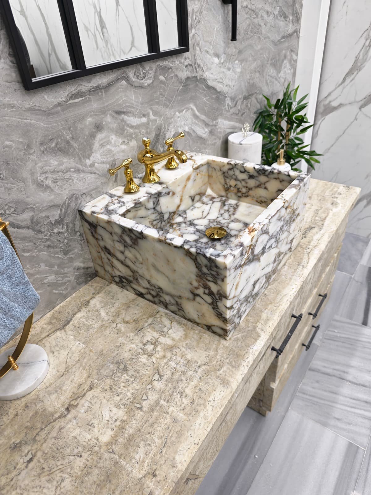 El Yapımı Calacatta Viola Mermer Lavabo – Masif Blok Banyo Lavabosu